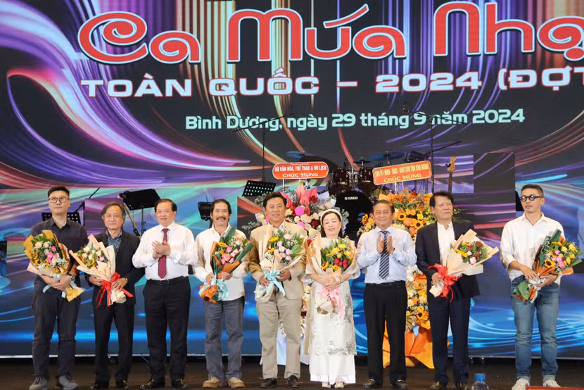 Tặng hoa Ban giám khảo liên hoan