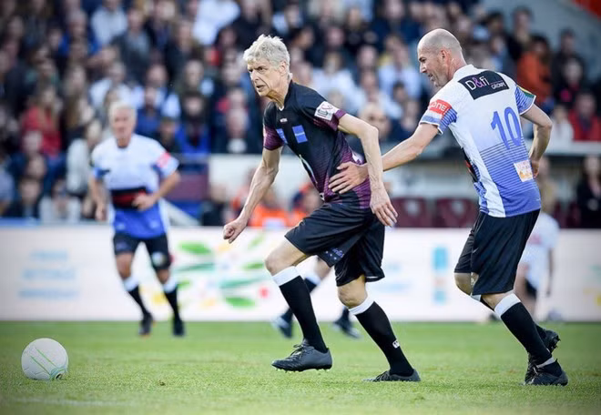 HLV Wenger sẽ cùng dàn cựu danh thủ Pháp có thể sang Việt Nam giao lưu