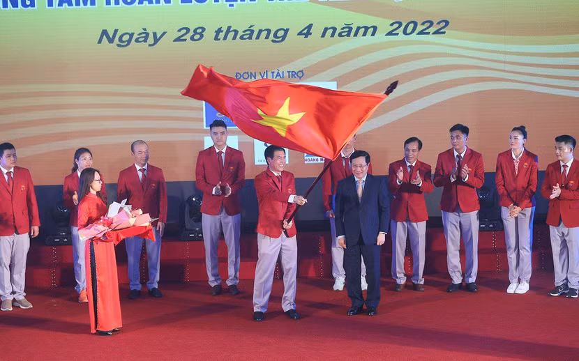 Phó Thủ tướng Thường trực Chính phủ Phạm Bình Minh trao cờ Tổ quốc cho Trưởng đoàn thể thao Việt Nam Trần Đức Phấn (người cầm cờ) và chúc đoàn tự tin, thi đấu nỗ lực, đạt thành tích cao nhất tại SEA Games 31 Phó Thủ tướng Thường trực Chính phủ Phạm Bình Minh trao cờ Tổ quốc cho Trưởng đoàn thể thao Việt Nam Trần Đức Phấn (người cầm cờ) và chúc đoàn tự tin, thi đấu nỗ lực, đạt thành tích cao nhất tại SEA Games 31