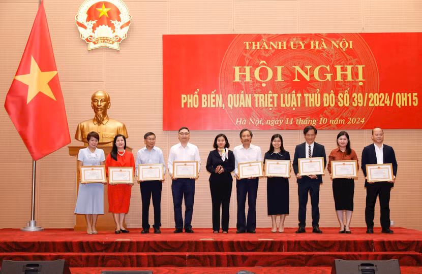 Phó Bí thư Thường trực Thành ủy Nguyễn Thị Tuyến trao Bằng khen của UBND TP Hà Nội cho các cá nhân Phó Bí thư Thường trực Thành ủy Nguyễn Thị Tuyến trao Bằng khen của UBND TP Hà Nội cho các cá nhân