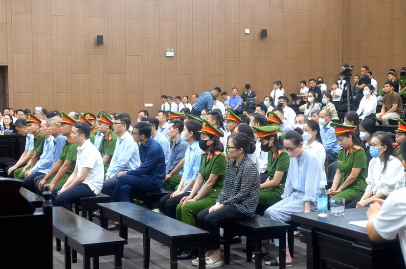 Các bị cáo trong vụ án tại phiên tòa.
