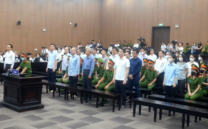 Các bị cáo trong vụ án bị đưa ra xét xử.