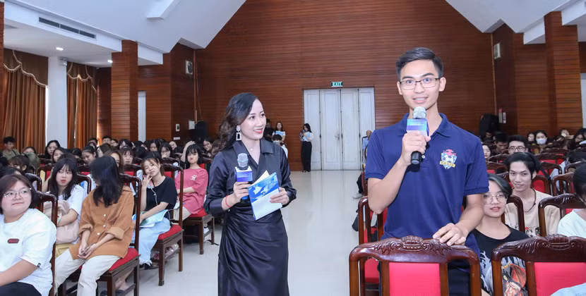 Sinh viên hào hứng đặt các câu hỏi đến các chuyên gia