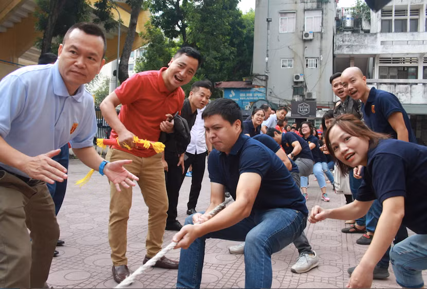 Khán giả, cổ động viên nhiệt tình "tiếp lửa" cho các VĐV.