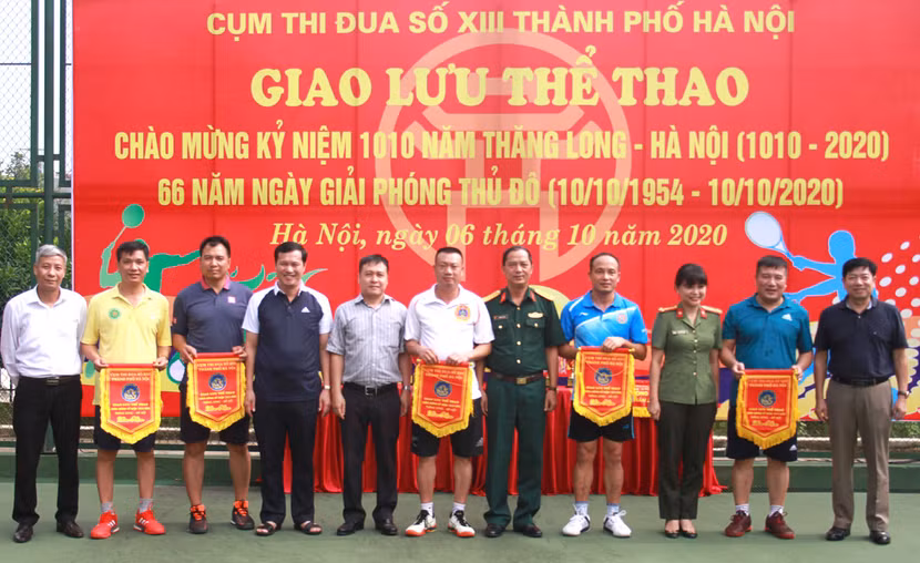 Ban tổ chức tặng cờ lưu niệm và động viên các đoàn trước giờ thi đấu
