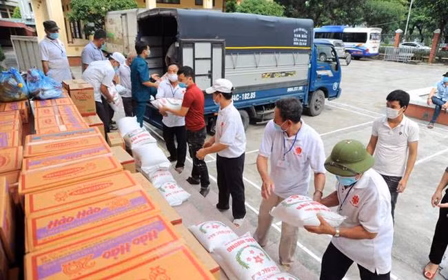Chuyển nhu yếu phẩm hỗ trợ người dân bị cách ly y tế ở Hải Dương