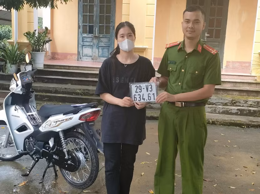 Người dân xã Vân Hà, huyện Phúc Thọ vui mừng được nhận đăng ký xe tại trụ sở Công an xã Người dân xã Vân Hà, huyện Phúc Thọ vui mừng được nhận đăng ký xe tại trụ sở Công an xã