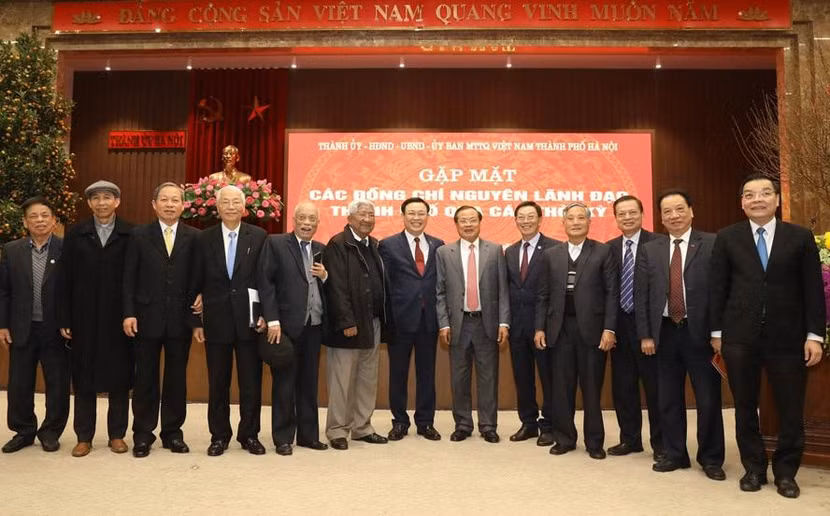 Bí thư Thành ủy và Chủ tịch UBND TP Hà Nội chụp ảnh chung với các đồng chí lãnh đạo thành phố qua các thời kỳ