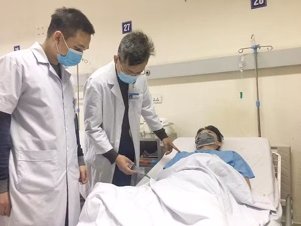 Bác sĩ Nguyễn Duy Khánh khám cho bệnh nhân vỡ tinh hoàn sau khi phẫu thuật