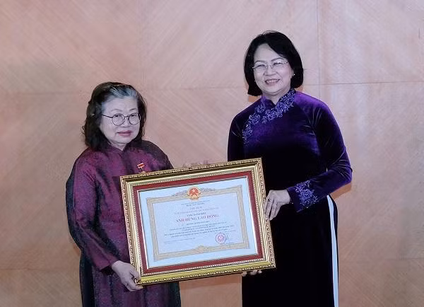 Phó Chủ tịch nước Đặng Thị Ngọc Thịnh trao tặng danh hiệu Anh hùng Lao động thời kỳ đổi mới cho GS.TS.TTND Huỳnh Thị Phương Liên