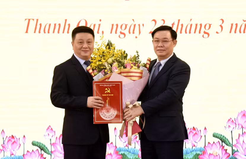 Bí thư Thành ủy Hà Nội Vương Đình Huệ trao quyết định cho đồng chí Bùi Hoàng Phan Bí thư Thành ủy Hà Nội Vương Đình Huệ trao quyết định cho đồng chí Bùi Hoàng Phan