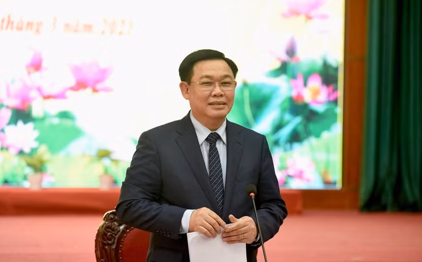 Bí thư Thành ủy Vương Đình Huệ chỉ đạo tại buổi làm việc với Thị ủy Sơn Tây