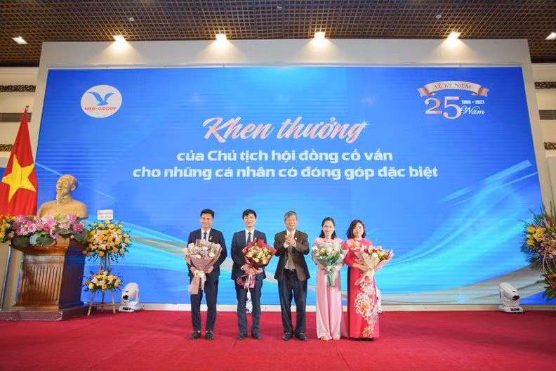 GS.AHLĐ Nguyễn Anh Trí - người sáng lập Med Group có phần thưởng đặc biệt trao cho các cán bộ có những góp đặc biệt