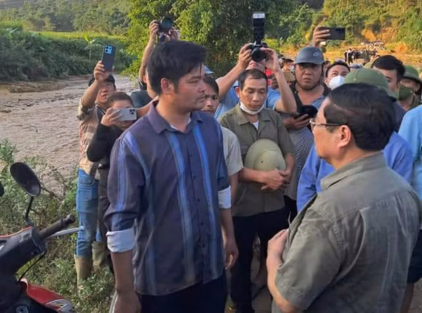 Thủ tướng hỏi thăm, động viên anh Hoàng Văn Voi (35 tuổi), người có vợ, con trai 12 tuổi thiệt mạng trong vụ sạt lở