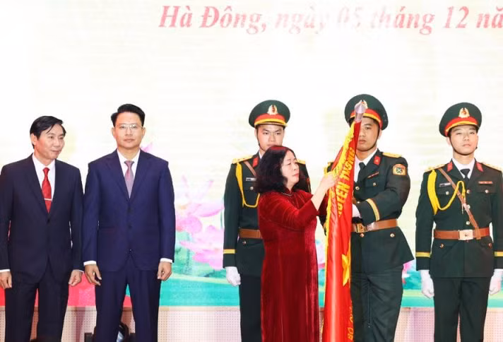 Ủy viên Bộ Chính trị, Bí thư Thành ủy Hà Nội Bùi Thị Minh Hoài gắn Huân chương Lao động hạng Ba lên cờ truyền thống của quận Hà Đông Ủy viên Bộ Chính trị, Bí thư Thành ủy Hà Nội Bùi Thị Minh Hoài gắn Huân chương Lao động hạng Ba lên cờ truyền thống của quận Hà Đông