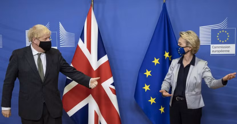 Thủ tướng Anh Boris Johnson (bên trái) và Chủ tịch Ủy ban điều hành EU Ursula von der Leyen