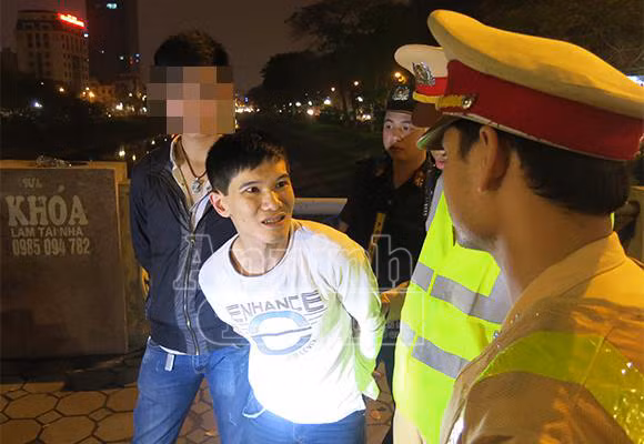 Chạy chốt 141, định phi tang ma túy xuống sông Tô Lịch ảnh 2