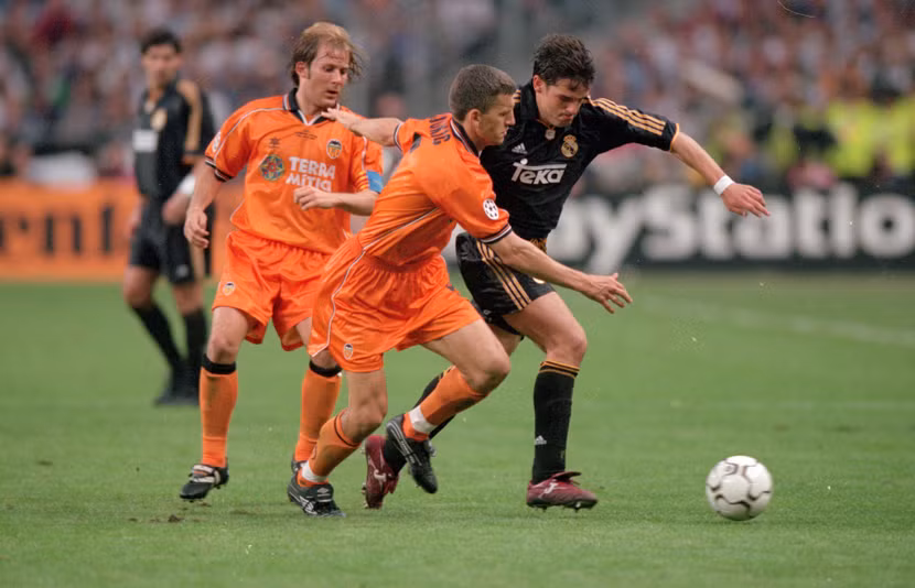 1. Real Madrid vs Valencia (1990/2000). Đây chính là trận chung kết nội bộ đầu tiên của Champions League. Tuy nhiên, sự chênh lệch về trình độ đã khiến Valencia phải ngậm ngùi ra về. Ở sân Stade de France, lần lượt Morientes, McManaman rồi Raul lập công đưa đội bóng Hoàng gia lên ngôi. 1. Real Madrid vs Valencia (1990/2000). Đây chính là trận chung kết nội bộ đầu tiên của Champions League. Tuy nhiên, sự chênh lệch về trình độ đã khiến Valencia phải ngậm ngùi ra về. Ở sân Stade de France, lần lượt Morientes, McManaman rồi Raul lập công đưa đội bóng Hoàng gia lên ngôi.