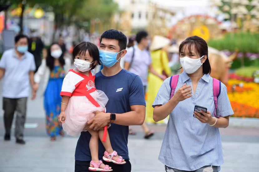 Trong cuộc chiến chống lại đại dịch Covid-19, ý thức của mỗi cá nhân cũng quan trọng chẳng khác nào như vaccine ngừa Covid-19 (Ảnh: Lam Thanh)