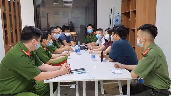 Một nhóm đối tượng người Trung Quốc nhập cảnh, cư trú trái phép tại Việt Nam bị lực lượng Công an thành phố Hà Nội phát hiện, xử lý