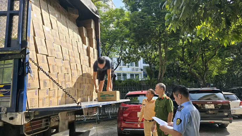 Lực lượng Công an - QLTT kiểm đếm số hàng hóa