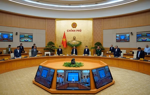 Chính phủ dành một phút mặc niệm đồng bào tử nạn, chiến sĩ hy sinh do bão lũ ở miền Trung hôm 30-10 Chính phủ dành một phút mặc niệm đồng bào tử nạn, chiến sĩ hy sinh do bão lũ ở miền Trung hôm 30-10