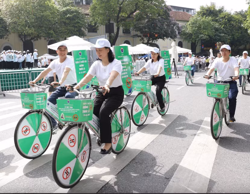 Bộ trưởng Bộ Y tế cùng các đại biểu đạp xe hưởng ứng chiến dịch truyền thông phòng chống tác hại thuốc lá