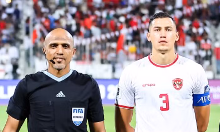 Trọng tài Ahmed Al Kaf trong trận Indonesia hoà Bahrain 2-2 Trọng tài Ahmed Al Kaf trong trận Indonesia hoà Bahrain 2-2