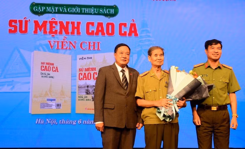 Đại tá Trần Cao Kiều, Phó Cục trưởng Cục Truyền thông Công an nhân dân, Giám đốc - Tổng biên tập NXB Công an nhân dân (ngoài cùng bên phải) và Đại tá Trần Nguyên Ninh (giữa), con trai tác giả Viễn Chi trong Lễ ra mắt sách Đại tá Trần Cao Kiều, Phó Cục trưởng Cục Truyền thông Công an nhân dân, Giám đốc - Tổng biên tập NXB Công an nhân dân (ngoài cùng bên phải) và Đại tá Trần Nguyên Ninh (giữa), con trai tác giả Viễn Chi trong Lễ ra mắt sách