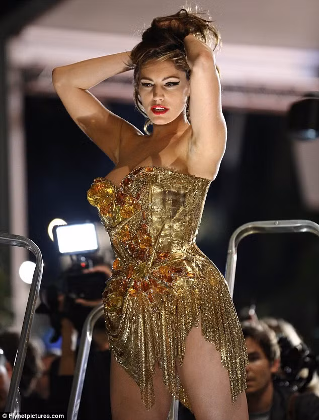 Ngắm nhìn thân hình đồng hồ cát nóng bỏng của Kelly Brook ảnh 8