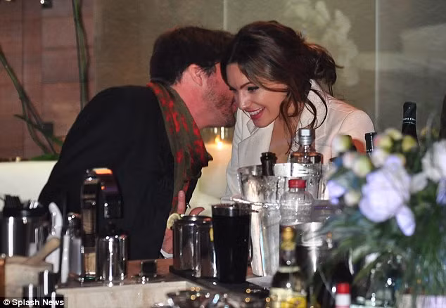 Ngắm nhìn thân hình đồng hồ cát nóng bỏng của Kelly Brook ảnh 4
