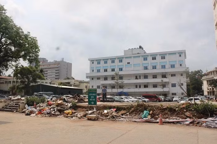 Khu vực nhà lưu trú dành cho người nhà bệnh nhân nghèo trước đây mới được đập dỡ, hiện là bãi đất trống