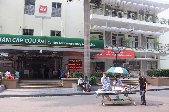 Những người bệnh nặng, khó khăn về đi lại sẽ được sử dụng dịch vụ xe điện miễn phí hoặc xe lăn, cáng, có ô che