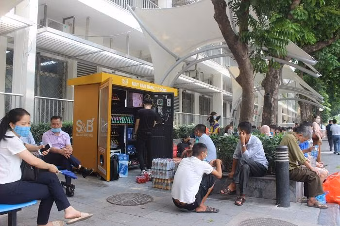 Khu vực bệnh nhân ngồi chờ bên ngoài sân bệnh viện được trang bị bạt che hiện đại, hệ thống cây bán hàng tự động được lắp đặt nhiều hơn