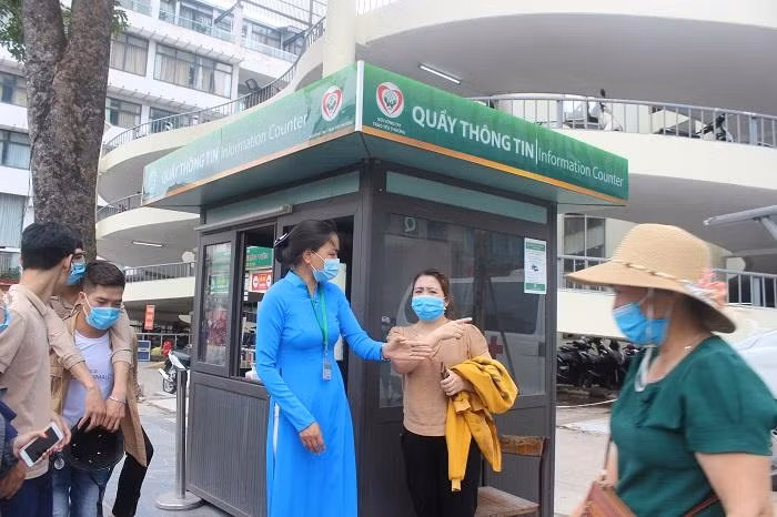 Bệnh viện Bạch Mai lập Đội hướng dẫn gồm hơn 50 người để hướng dẫn, hỗ trợ người bệnh