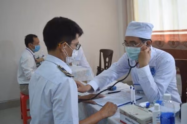 Khám sàng lọc để tiêm vaccine Covid-19 cho các đối tượng được ưu tiên
