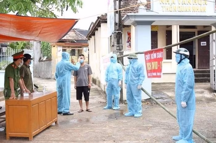 Kiểm soát người ra vào phòng dịch Covid-19 tại thôn Quan Nhân, xã Đạo Lý, huyện Lý Nhân