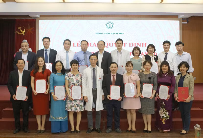 Bệnh viện Bạch Mai tổ chức lễ trao quyết định bổ nhiệm 19 bác sĩ cao cấp hạng I