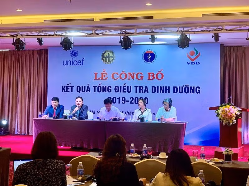 Đại diện Bộ Y tế, Viện Dinh dưỡng Quốc gia thông tin tại buổi lễ công bố