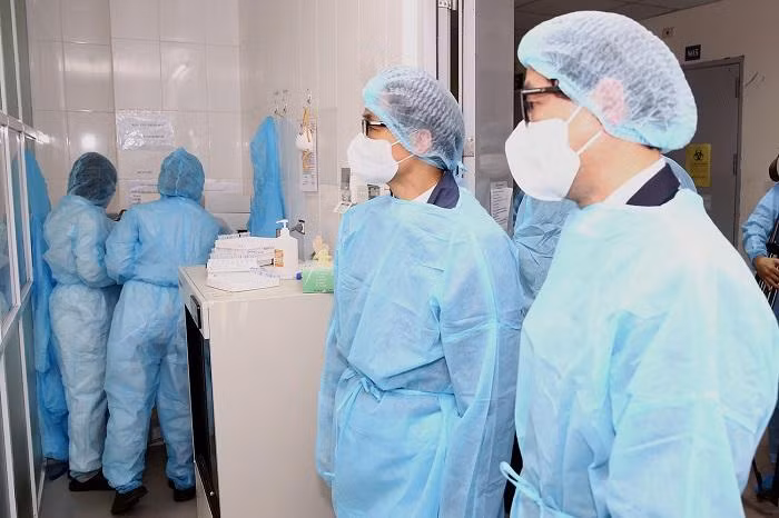 Phó Thủ tướng Vũ Đức Đam kiểm tra phòng xét nghiệm Covid-19 tại CDC Hà Nội