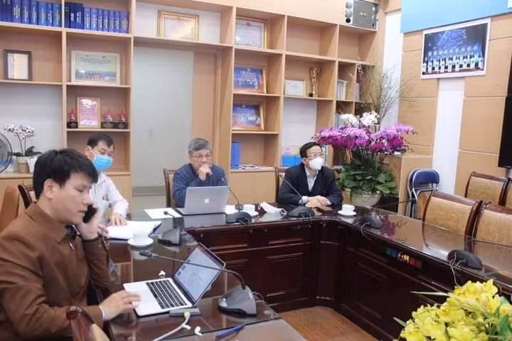 Các giáo sư tại buổi hội chẩn tuầ điểm cầu Hà Nội