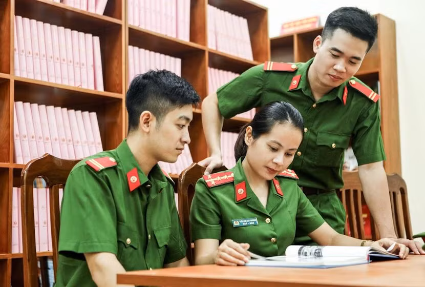 Cán bộ, chiến sĩ Công an Thủ đô không ngừng học tập, lề lối tác phong làm việc hiệu quả, thực hiện nhiệm vụ đúng pháp luật để ngăn ngừa các hành vi sai phạm có thể xảy ra (Ảnh: Đoàn Anh Huy) Cán bộ, chiến sĩ Công an Thủ đô không ngừng học tập, lề lối tác phong làm việc hiệu quả, thực hiện nhiệm vụ đúng pháp luật để ngăn ngừa các hành vi sai phạm có thể xảy ra (Ảnh: Đoàn Anh Huy)