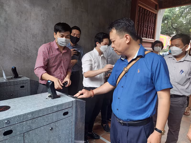 Du khách tham quan tại Văn Miếu - Quốc Tử Giám có thêm trải nghiệm mới về hệ thống biên lai điện tử Du khách tham quan tại Văn Miếu - Quốc Tử Giám có thêm trải nghiệm mới về hệ thống biên lai điện tử