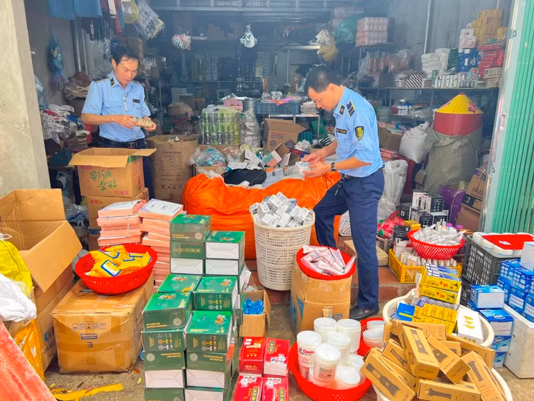Lực lượng QLTT kiểm tra hàng hóa tại cơ sở kinh doanh qua mạng xã hội của bà Nông Thị Quyên