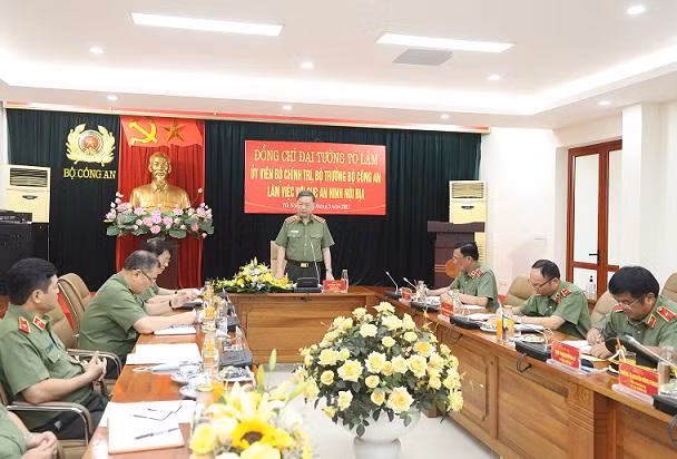 Đại tướng Tô Lâm, Ủy viên Bộ Chính trị, Bộ trưởng Bộ Công an phát biểu chỉ đạo tại buổi làm việc Đại tướng Tô Lâm, Ủy viên Bộ Chính trị, Bộ trưởng Bộ Công an phát biểu chỉ đạo tại buổi làm việc
