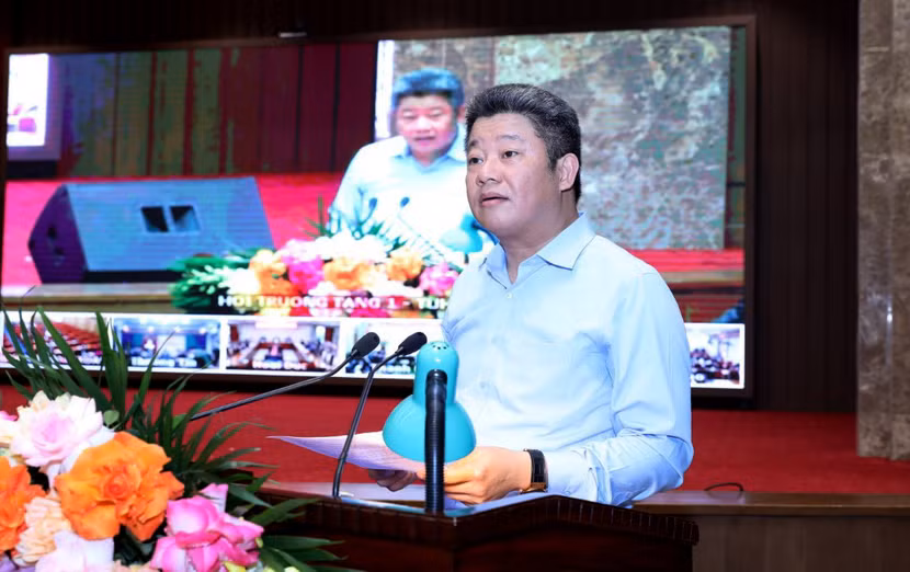 Phó Chủ tịch UBND TP Hà Nội Nguyễn Mạnh Quyền trình bày báo cáo tại hội nghị