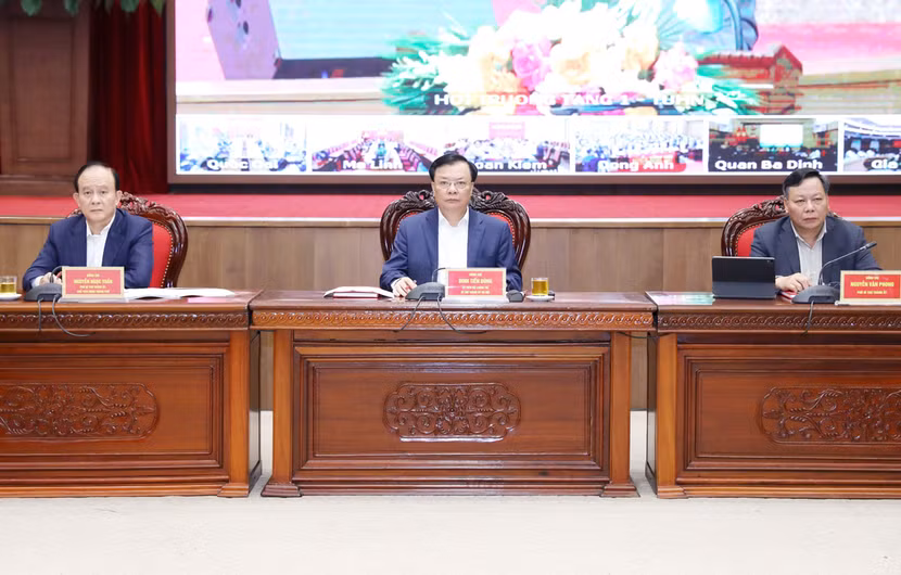 Ủy viên Bộ Chính trị, Bí thư Thành ủy, Trưởng đoàn đại biểu Quốc hội TP Hà Nội Đinh Tiến Dũng; Phó Bí thư Thành ủy, Chủ tịch HĐND TP Hà Nội Nguyễn Ngọc Tuấn; Phó Bí thư Thành ủy Hà Nội Nguyễn Văn Phong chủ trì hội nghị