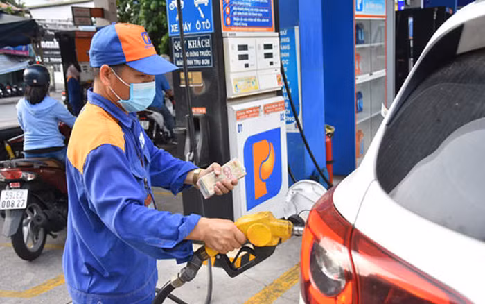 Giá xăng tăng mạnh trở lại