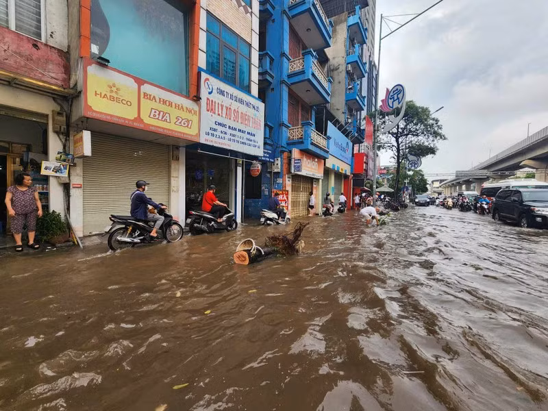 Mưa lớn gây ngập úng trên tuyến phố Nguyễn Trãi, quận Thanh Xuân