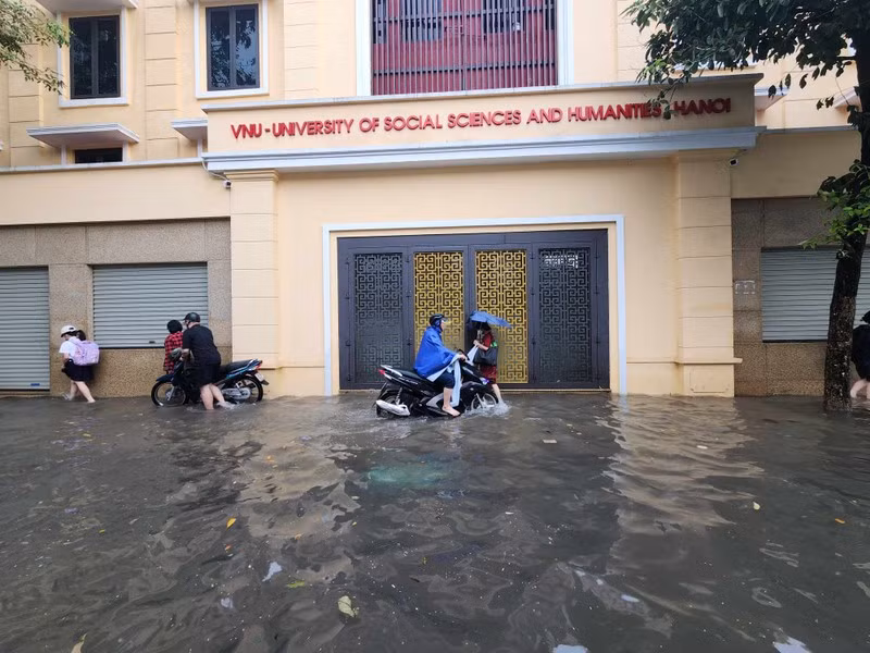 Cổng trường Đại học Hà Nội mênh mông nước